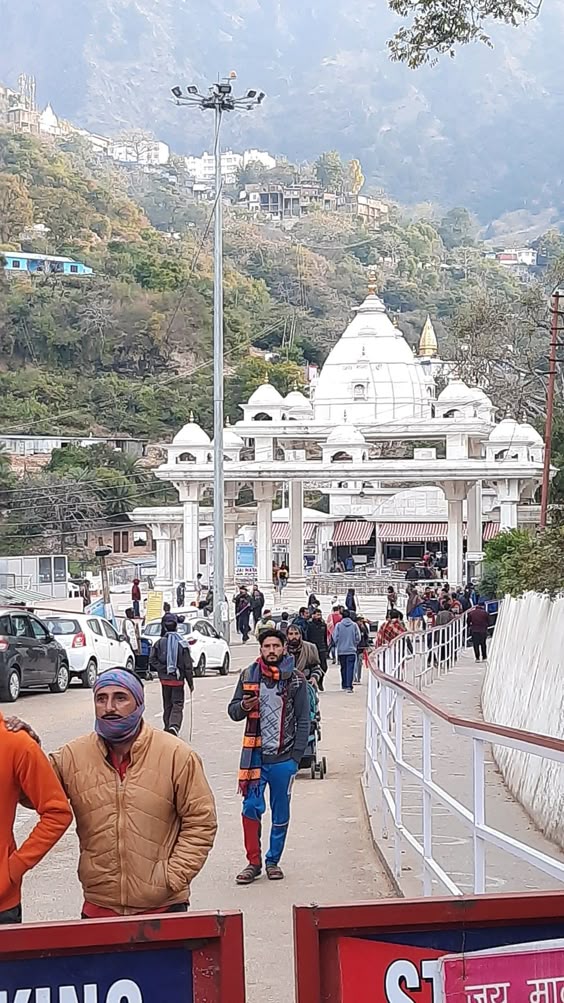त्रिकुटा पर्वत का मुख्य द्वार — कटरा